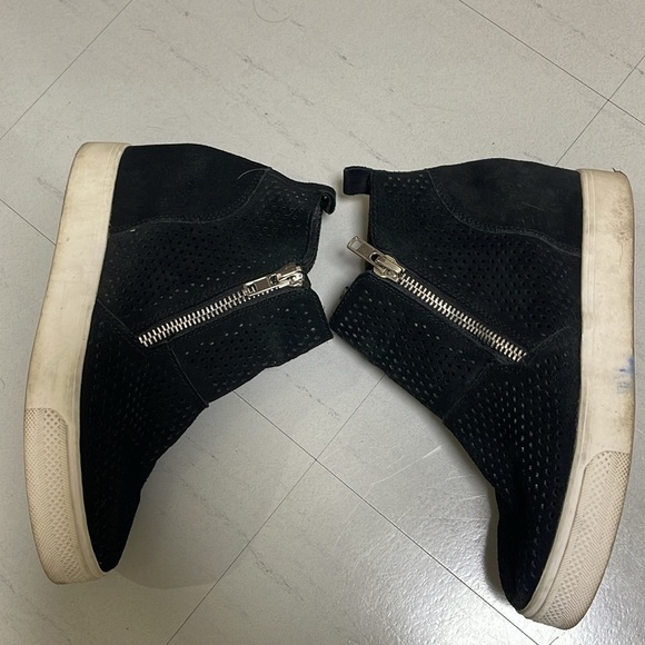 Steven Madden Wedgie-P Black Suede Zip Up Sneakers Size 8.5 - Picture 4 of 9